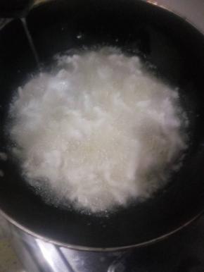 锅里入油腌制好的黑鱼片放油锅里过一下有再捞出控油