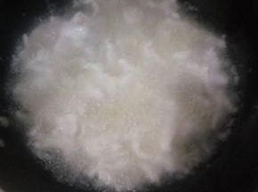 锅里入油腌制好的黑鱼片放油锅里过一下有再捞出控油