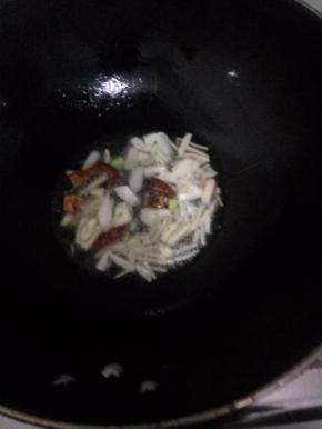 热锅入油放入葱姜辣椒炒香
