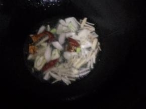 热锅入油放入葱姜辣椒炒香