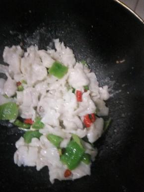 加入青椒加入盐炒匀即可
