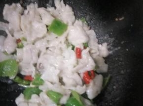 加入青椒加入盐炒匀即可