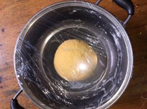 揉成软硬适中的光滑南瓜面团，放入盆中，用保鲜膜盖住发酵
