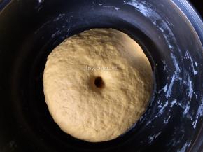 发酵至约2倍大，手指戳下不回缩即发酵好了
