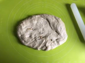 取出面团按压排气