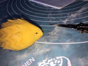 再把黑芝麻放至水滴状的小尖刺尖端两边，充当小刺猬的眼睛

