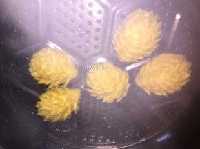 将造型后的小刺猬放入盛了凉水的蒸锅中酵发约10分钟（具体时间视室温而定），然后中火蒸约12分钟，关火后焖3-5分钟再掀盖即可
