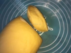 接着将发酵好之后的面团排尽空气，排了气的面团切开一个切面几乎无气孔哦
