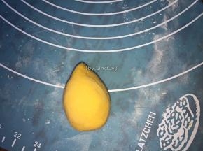 将面团分成若干个大小较均匀的小面团，再将每个小面团揉成光滑的水滴状
