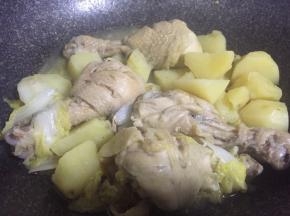 压好的鸡腿连同汤汁一起倒回锅中，开大火收汁，等汤汁明显减少，关火。