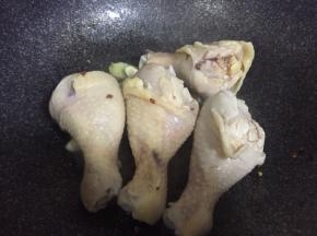 锅内倒油，油热下葱姜蒜、辣椒碎、花椒八角炒香，然后倒入鸡腿翻炒