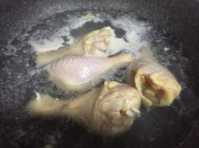 葱姜蒜切好，鸡腿放入开水中绰浮沫，然后捞出洗净备用