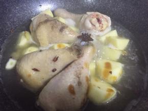 然后加入适量清水，没过食材即可，加入盐、鸡精、蚝油，大火烧开