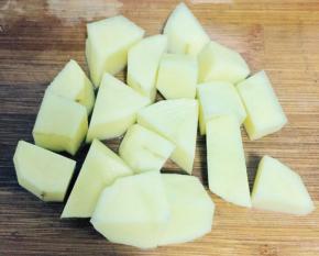 土豆去皮切块备用