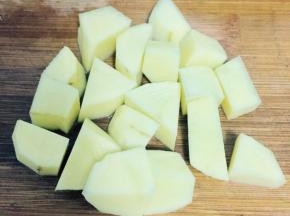 土豆去皮切块备用