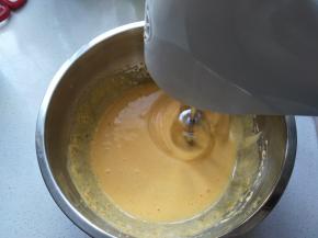 将蛋黄加入细砂糖，用电动打蛋器中速打发，最初打发的时侯蛋黄液是黄色的