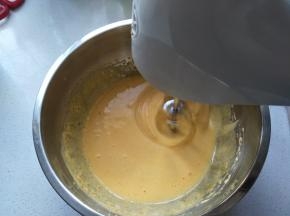 将蛋黄加入细砂糖，用电动打蛋器中速打发，最初打发的时侯蛋黄液是黄色的