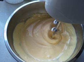 继续打发，蛋黄色泽变的有些浅黄