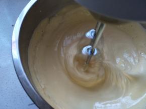 再继续打发，蛋黄色泽越变越白，体积也膨大至1倍