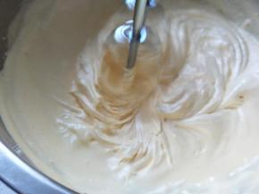 继续打发，蛋黄色泽更白，而且搅动时蛋液会起纹路