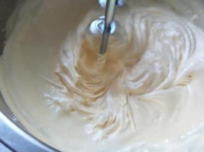 继续打发，蛋黄色泽更白，而且搅动时蛋液会起纹路