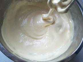 一直打发至蛋液变的很浓稠，提起一条粗粗的锻带状