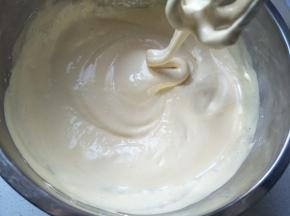 一直打发至蛋液变的很浓稠，提起一条粗粗的锻带状