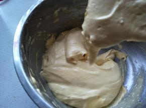 再用橡皮刮刀将面糊拌匀，至看不到成块的面粉