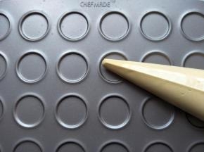 将面糊装入裱花袋中，剪口