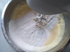 加入过筛的低筋面粉。用电动打蛋器，低速搅至两圈，不要过度搅拌