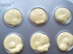 在烤盘上挤出圆形