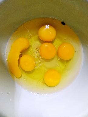 六个鸡蛋打入容器中