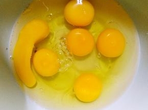 六个鸡蛋打入容器中