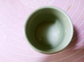 少许食用面碱用清水融化