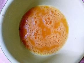 将已融化的面碱倒入装鸡蛋的容器中搅拌均匀。