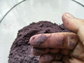 用破壁机研磨成粉，过筛备用