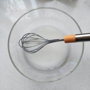 盆里加入玉米油、牛奶混合搅拌至发白,水油充分乳化备用，看不到油点，有点稠稠的状态