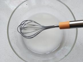 盆里加入玉米油、牛奶混合搅拌至发白,水油充分乳化备用，看不到油点，有点稠稠的状态