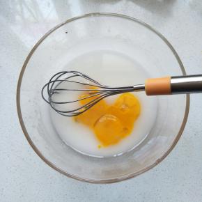 加入蛋黄搅拌均匀