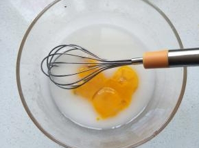 加入蛋黄搅拌均匀