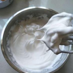 预热烤箱150。蛋白分三次加入白砂糖，打发至硬性发泡，提起打蛋器是小直角就可以了