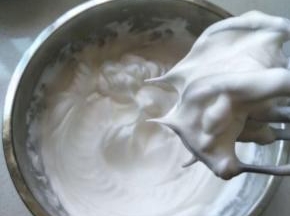 预热烤箱150。蛋白分三次加入白砂糖，打发至硬性发泡，提起打蛋器是小直角就可以了