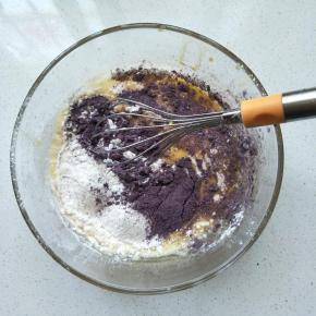 筛入低粉和黑米粉，不规则搅拌均匀