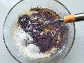 筛入低粉和黑米粉，不规则搅拌均匀