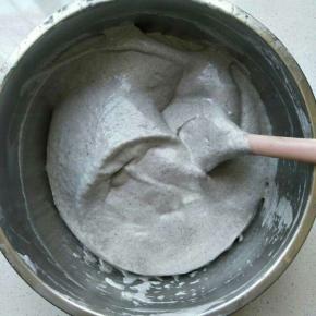 搅拌好的面糊倒入剩下的蛋白中继续搅拌均匀。注意搅拌手法不要消泡