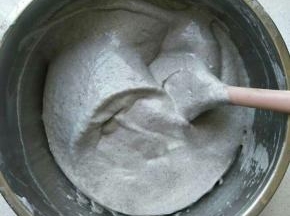 搅拌好的面糊倒入剩下的蛋白中继续搅拌均匀。注意搅拌手法不要消泡