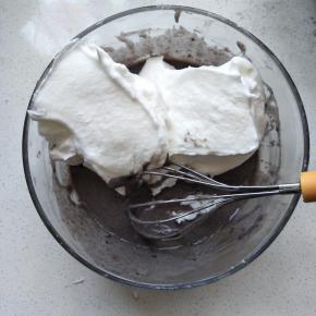 取三分之一蛋白糊加入黑米糊中翻拌