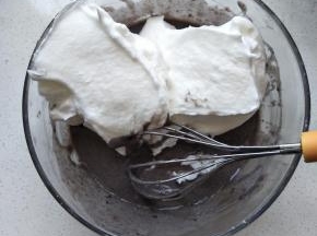 取三分之一蛋白糊加入黑米糊中翻拌