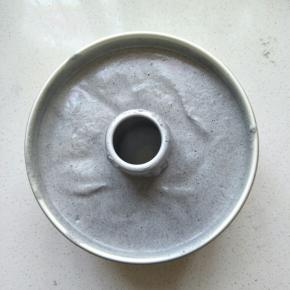 入模后要震几下把大气泡震出来，这样蛋糕会更细腻一点不会有大孔 。150度40分钟（实际温度以自家烤箱为准) ，出炉后先震一下热气就要立马倒扣，晾凉后再脱模 。每家烤箱不一样要看自家烤箱自行调节