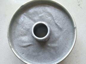 入模后要震几下把大气泡震出来，这样蛋糕会更细腻一点不会有大孔 。150度40分钟（实际温度以自家烤箱为准) ，出炉后先震一下热气就要立马倒扣，晾凉后再脱模 。每家烤箱不一样要看自家烤箱自行调节